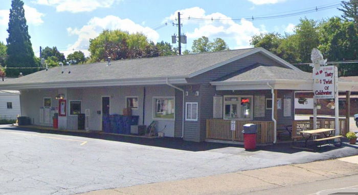 Dog n Suds (DogNSuds, Dog-N-Suds) - Coldwater - 360 Marshall St 2 (newer photo)